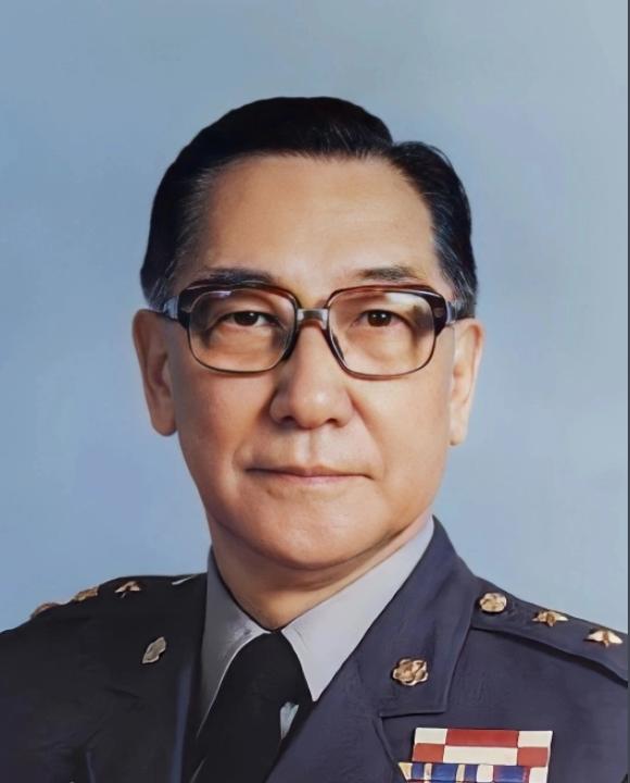 1949年，国民党兵败如山倒。无数高官显贵只顾自己逃命，抛下家人是常事。但蒋纬国