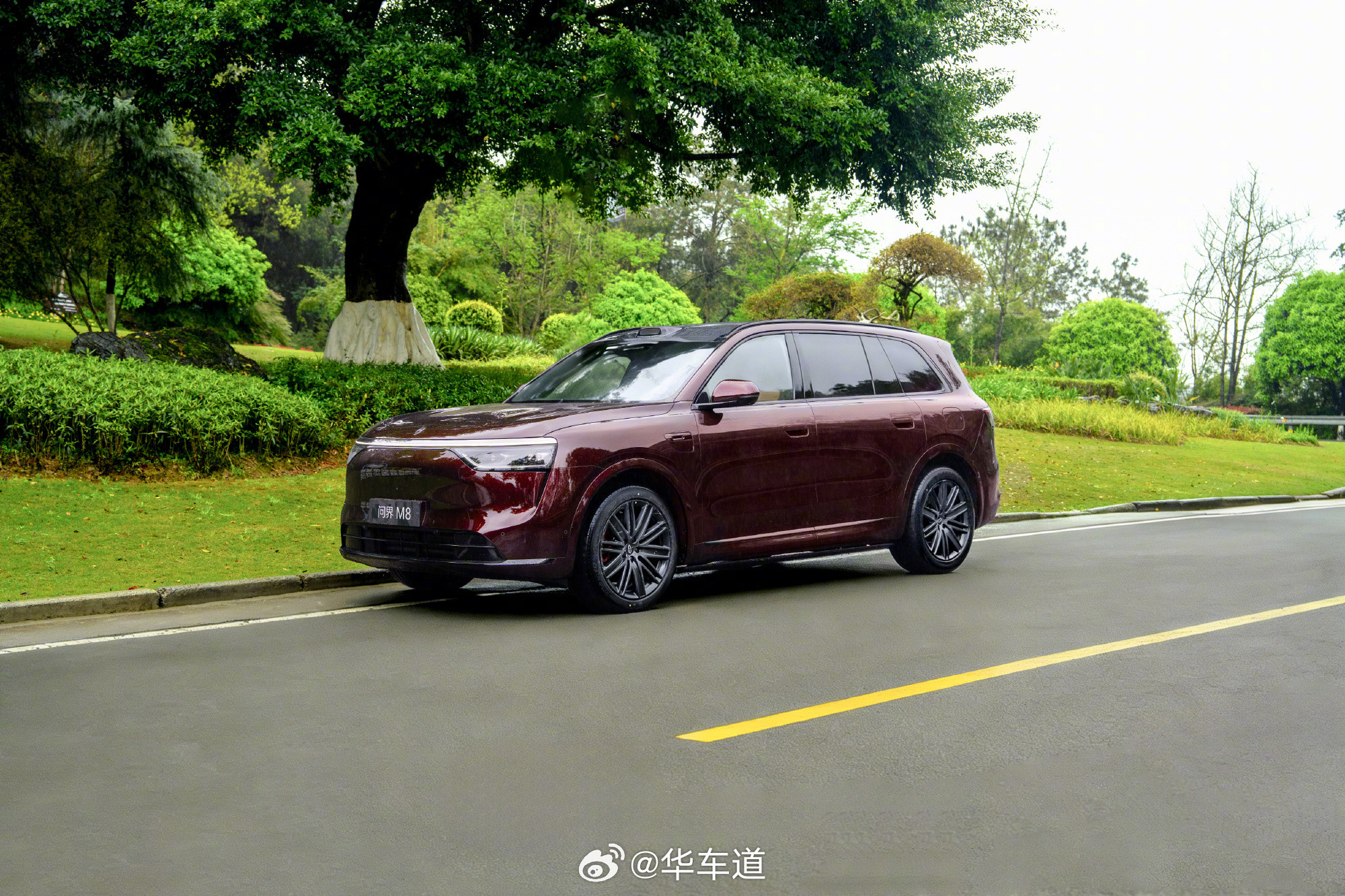 问界M8升级四激光雷达华聊车事M8作为问界的主力销售车型，这一次的升级的四激光