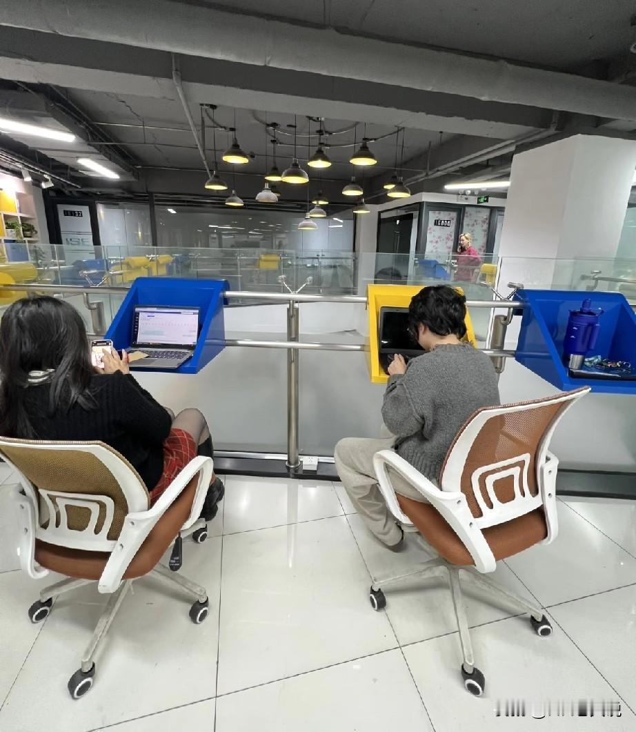 今天开始收各部门10月的绩效考核打分，由于运维部新来的负责人还不足一个月，对于团