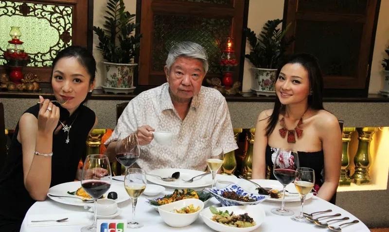 主持人问蔡澜：怎么才能交到漂亮的女朋友？他回答；不要找太漂亮的开始入手，不管是