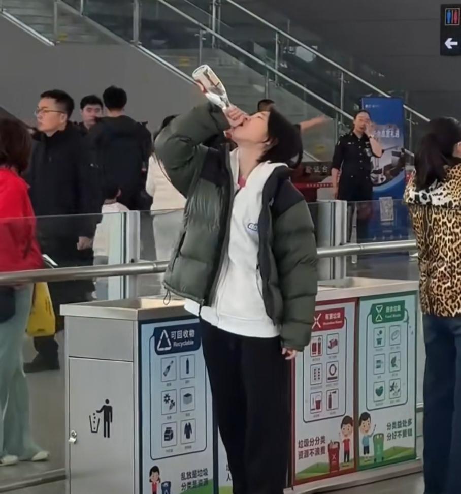 说是在西安的机场，女生带了一瓶白酒过不了安检。于是打开瓶盖，咚咚的就干了起来。一