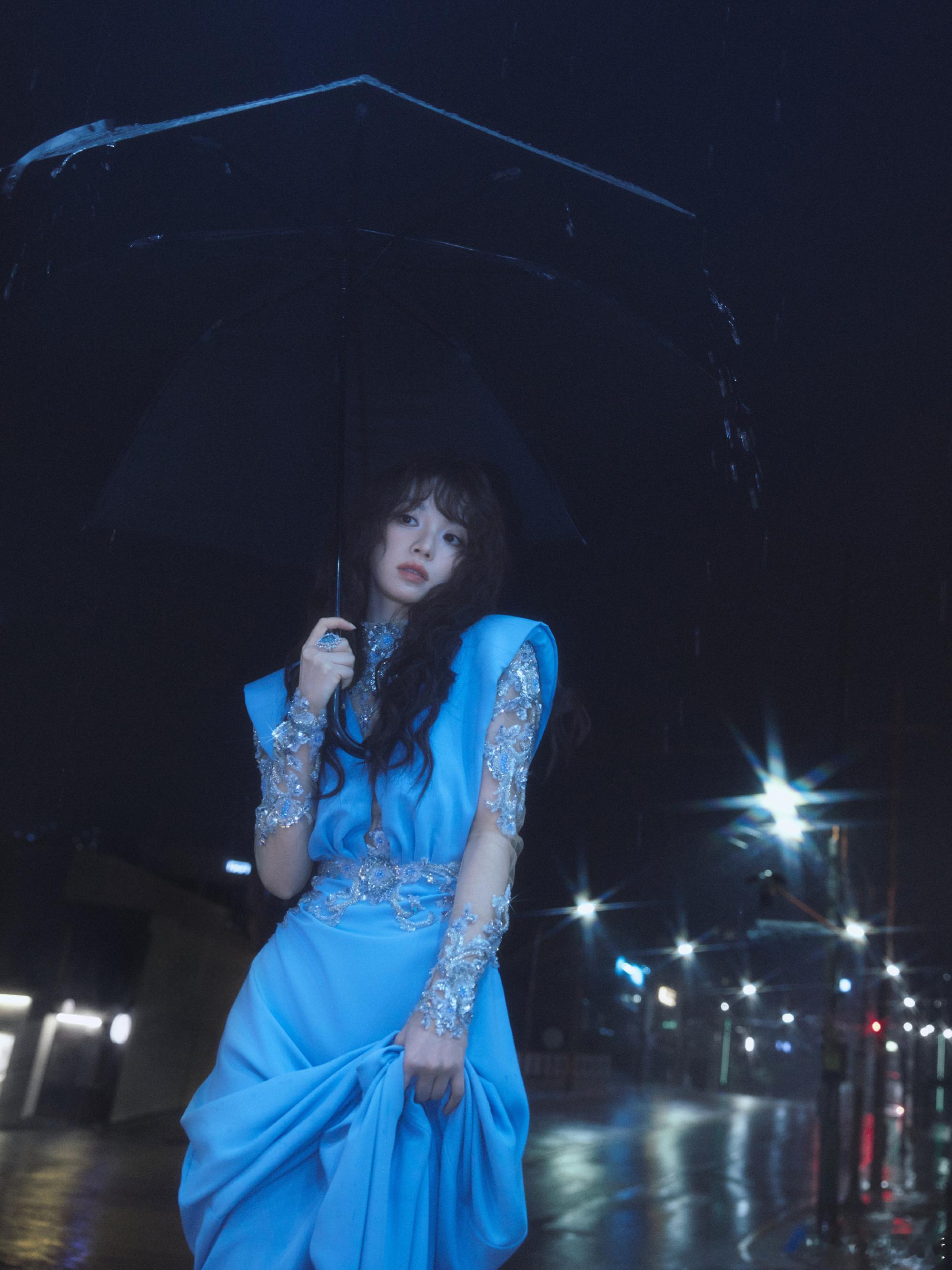 田曦薇蓝裙雨夜氛围感大片、田曦薇氛围感神图谁懂啊，田曦薇KTV雨夜高清写真全图释
