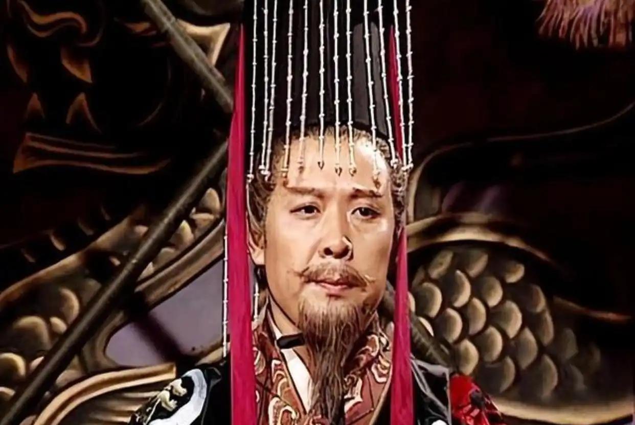 在《三国志》中，曹丕、刘备、孙权分别是三国的开国皇帝。在他们三位中，曹丕、孙权有