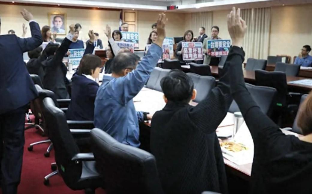 /翁晓玲好样的！第四次封杀1.25万亿预算，蓝白硬气打脸赖清德和美国翁晓