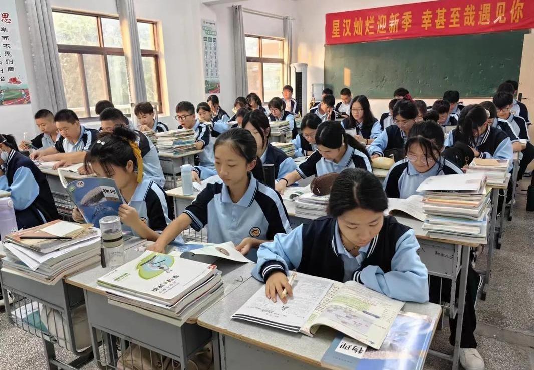 高中时，我那个贪睡的同桌，被一句“着火了”吓得魂飞魄散。他当场就尿了裤子。