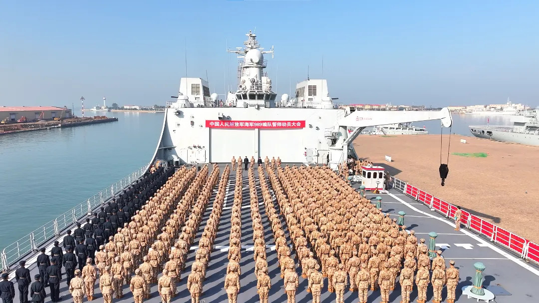 2000多号人，也难怪来了条071搭载2100余名海军航空大学学员和官兵，海军长