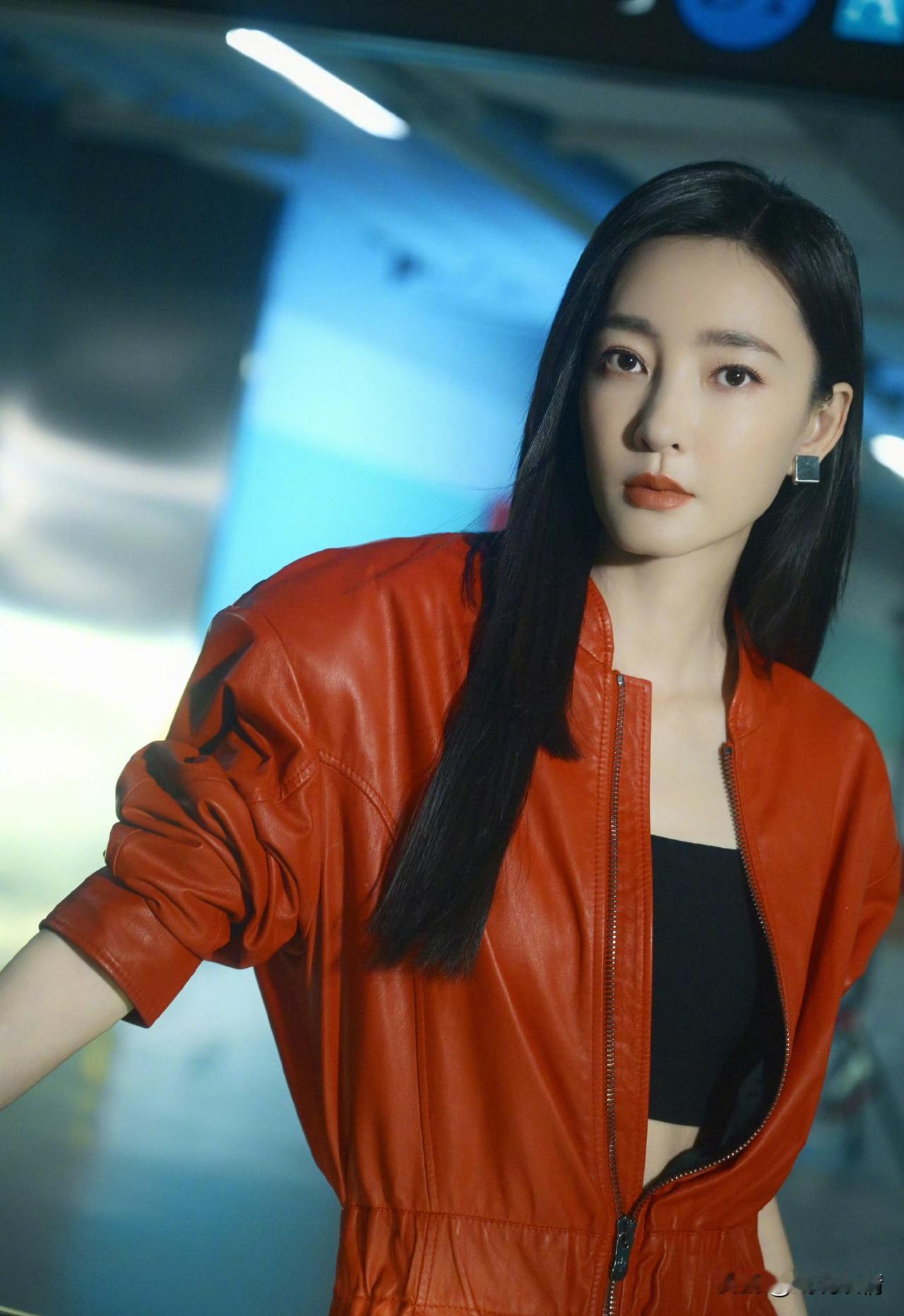 王丽坤近照，还是那么美！8月26日，王丽坤晒出的一组近照，完美诠释了“素颜女神