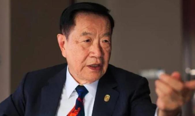 当年，李昌钰到埃及旅游，导游指着金字塔旁边的荒漠介绍：“古埃及人将20多万吨黄金