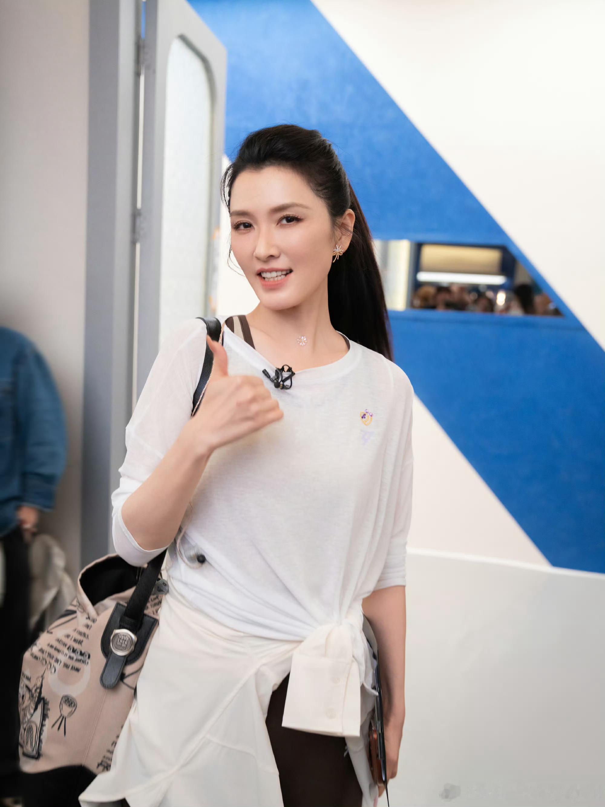 徐洁儿现在每天都在凑热闹徐洁儿抖出了一些乘风碎片完全女神来的