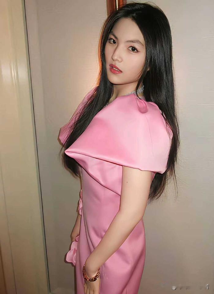 李湘这女儿不简单，王诗龄真的比同龄人甚至更年长的人起点高的很多。一身贵族气息，