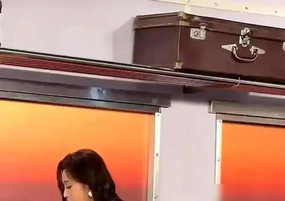 一束光，毁了她的热搜。芒果台直播。女艺人刚站定C位。弹幕炸了。“穿帮了！”“故意