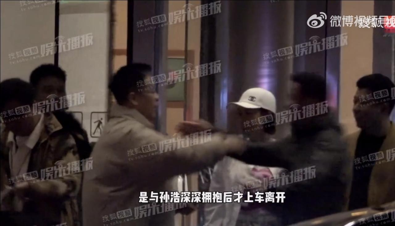 太丢人了！演员孙浩和歌手杨坤等人聚会，散场的时候和朋友步行回家。可能是喝得有