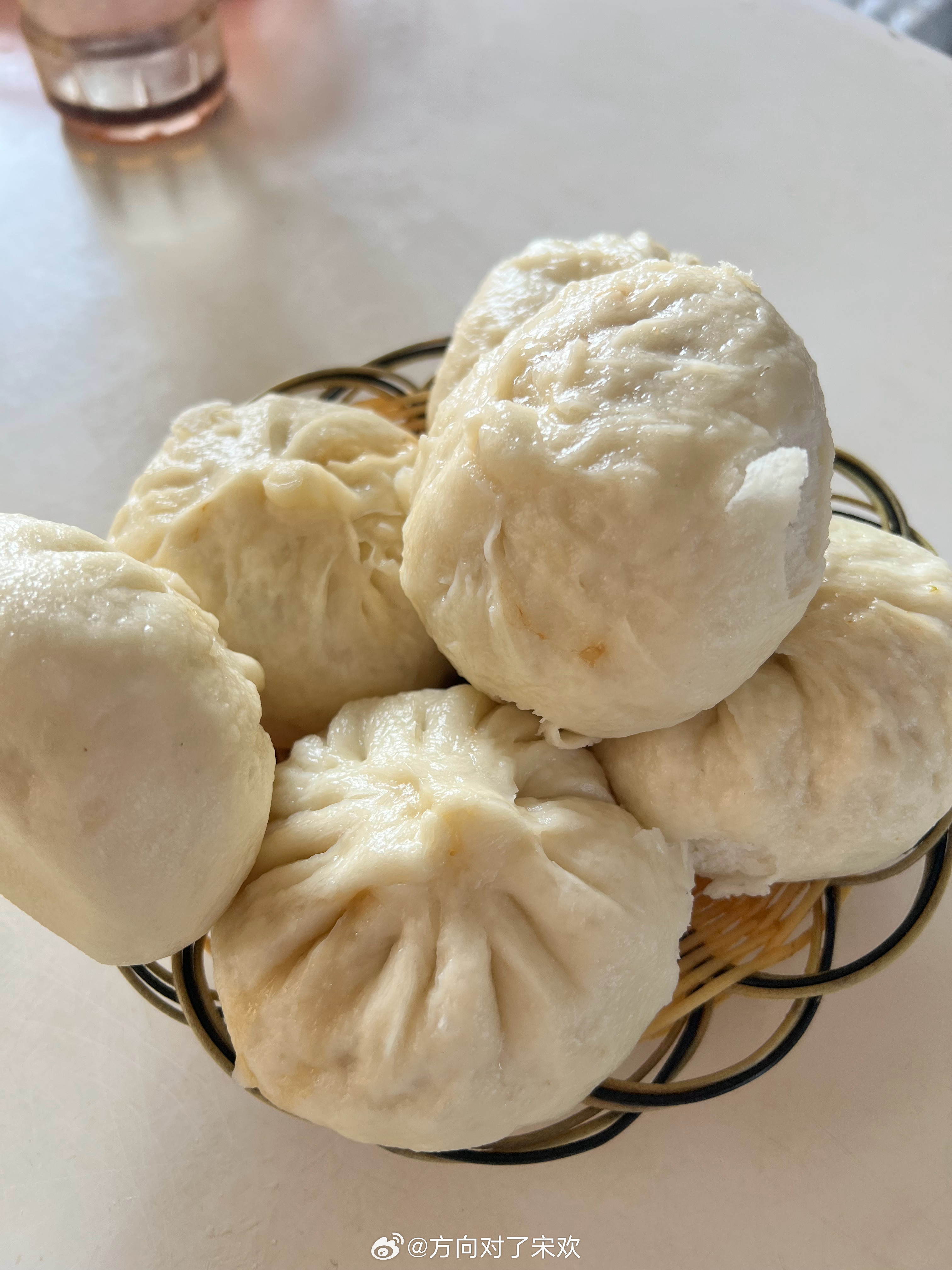 回村里吃了个早餐，这包子一块钱一个，咋样？​​​