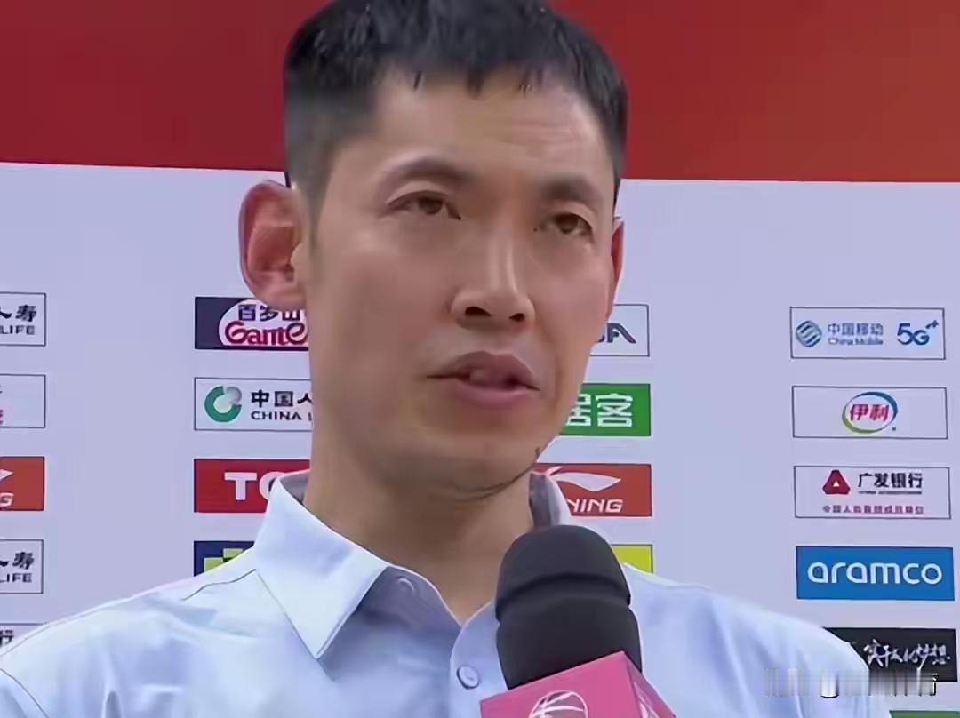 站在悬崖边上是形容处境很危险，背水一战说的是没有退路，只有奋勇向先至之死地而求生