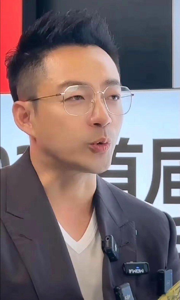 汪小菲畅谈麻六记：坚持现炒，烟火气足！创新酸辣粉，愿美食遍全国，无店也能尝！​