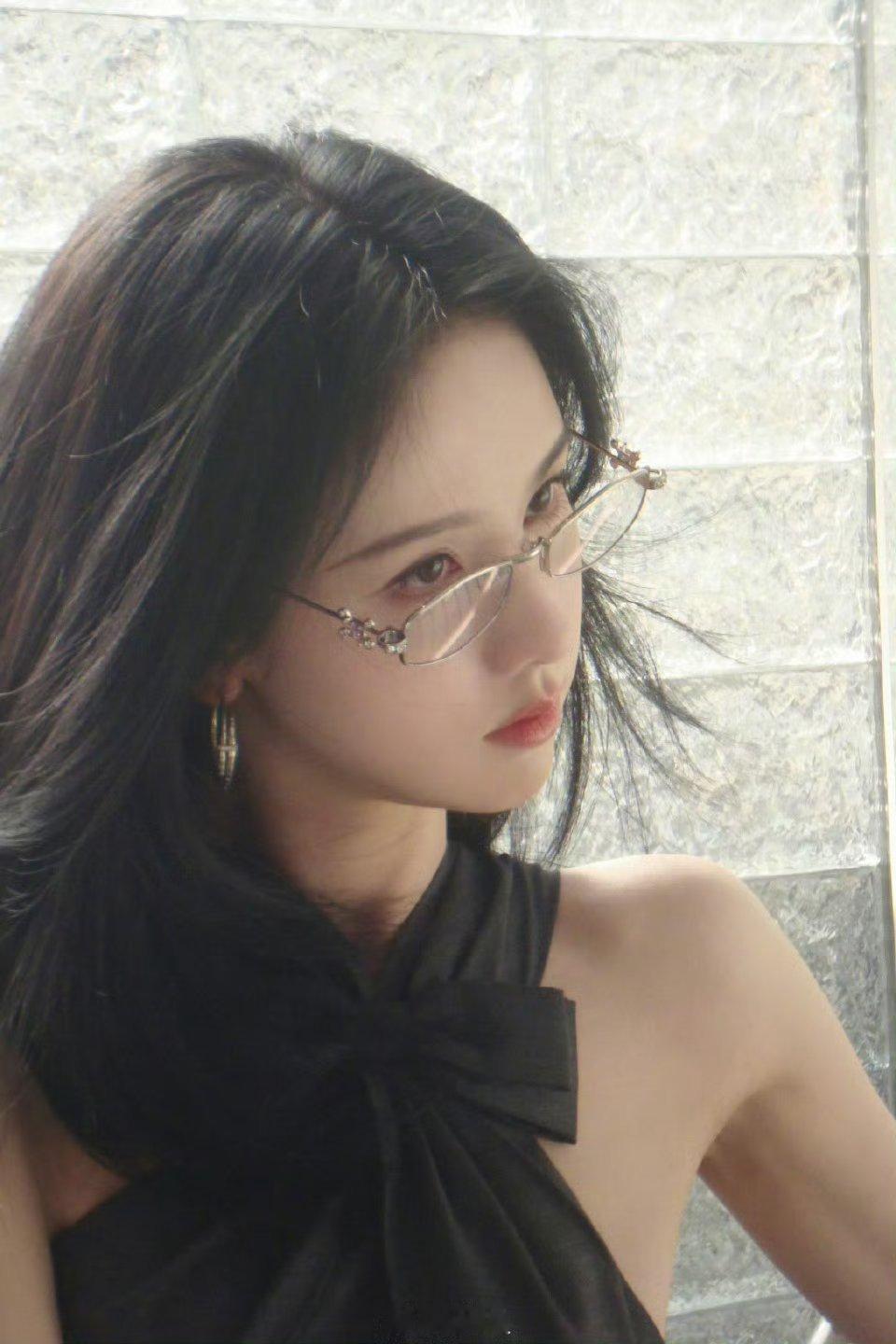 陈都灵戴眼镜简直是高质感女神妈妈级别的