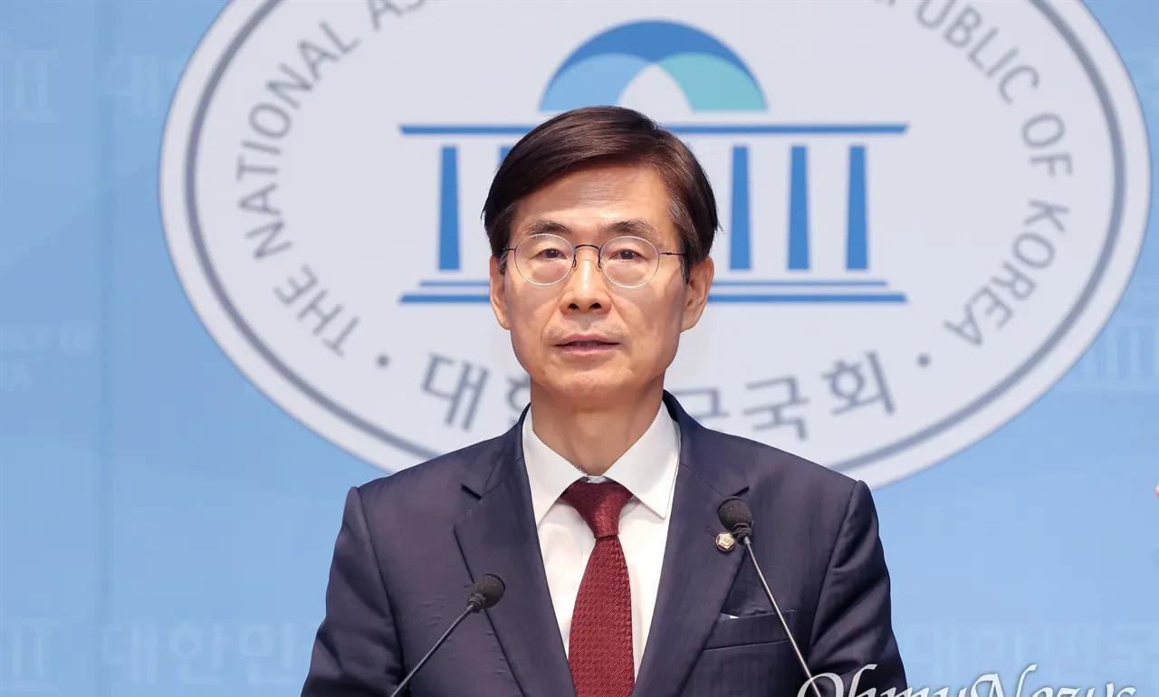 【赵庆泰：被尹锡悦紧紧勒住脖子的金文洙（紧紧依附尹锡悦），应该立即辞职并退出政坛