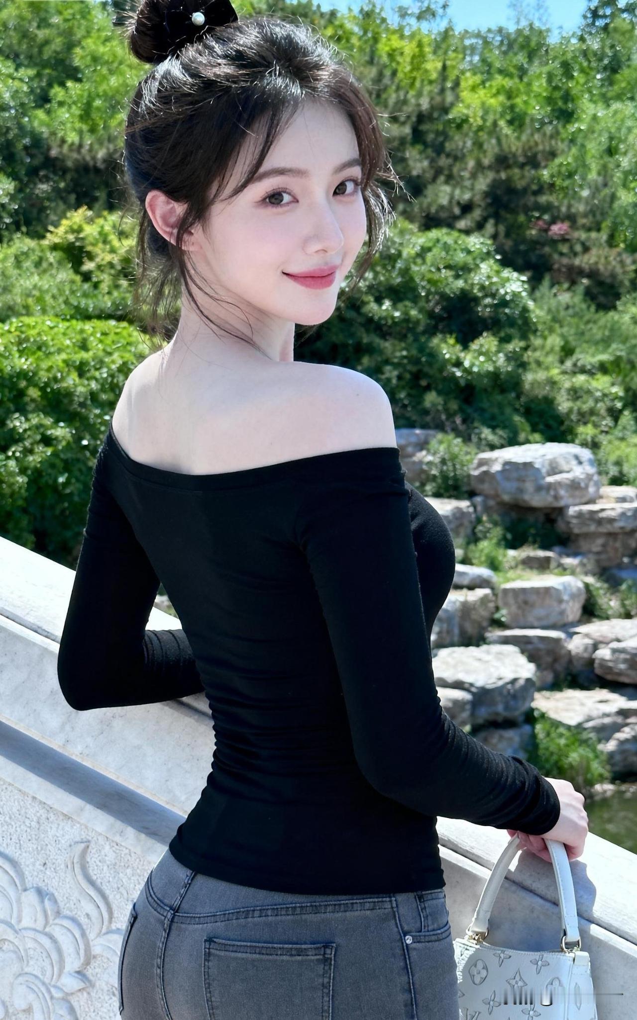夏日清新穿搭，黑上衣+牛仔裤，轻松出街！