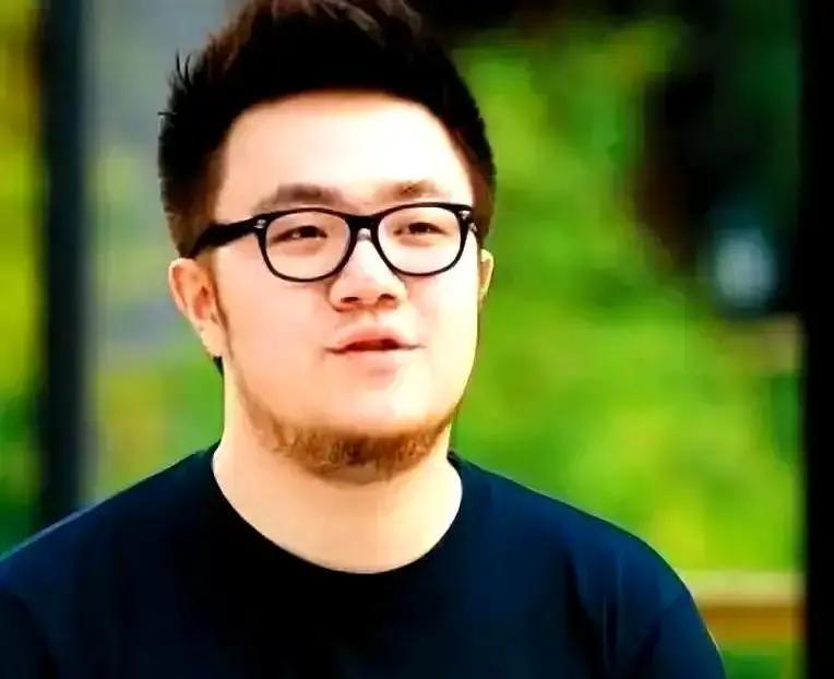 英如镝在公开论坛发言时一句“有人靠妈吃饭没真本事”，现场镜头直接扫到巴图，火药味