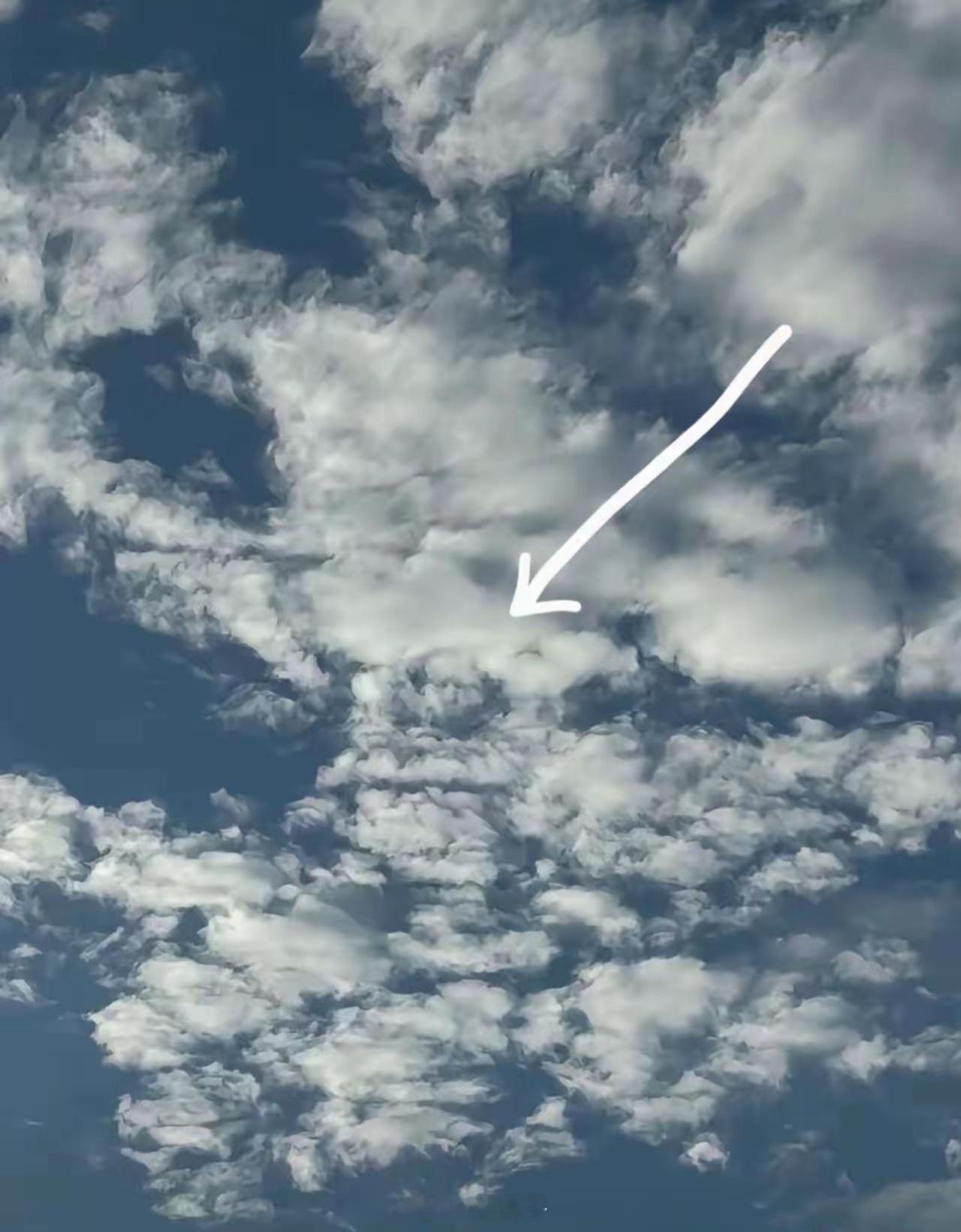 太神奇了！真的太像了！请把照片放大了看，你一定会赞不绝口！人赋英魂天作画，云逢巧