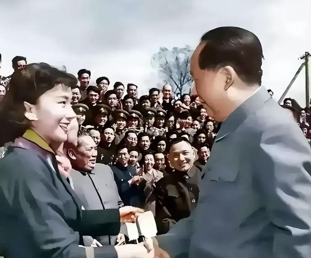 夏梦有多美？57年她与毛主席合影，那年24岁，端庄典雅，气质非凡，端庄典雅，美艳