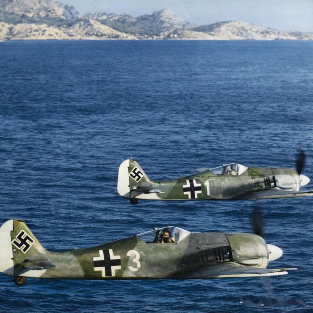 1943年12月，两架德军空军Fw190战斗机正沿着海岸线编队巡航。这是德国空