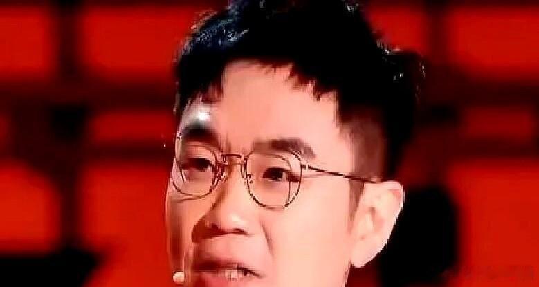 大鹏满脸堆笑揣着《煎饼侠》本子去求星爷客串，结果星爷反手塞给他《美人鱼》初稿，俩
