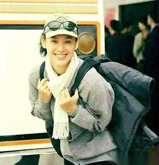 十六岁，酒店房间，一个导演。色迷迷的眼神，一句“你跟了我，以后都是女主角”。