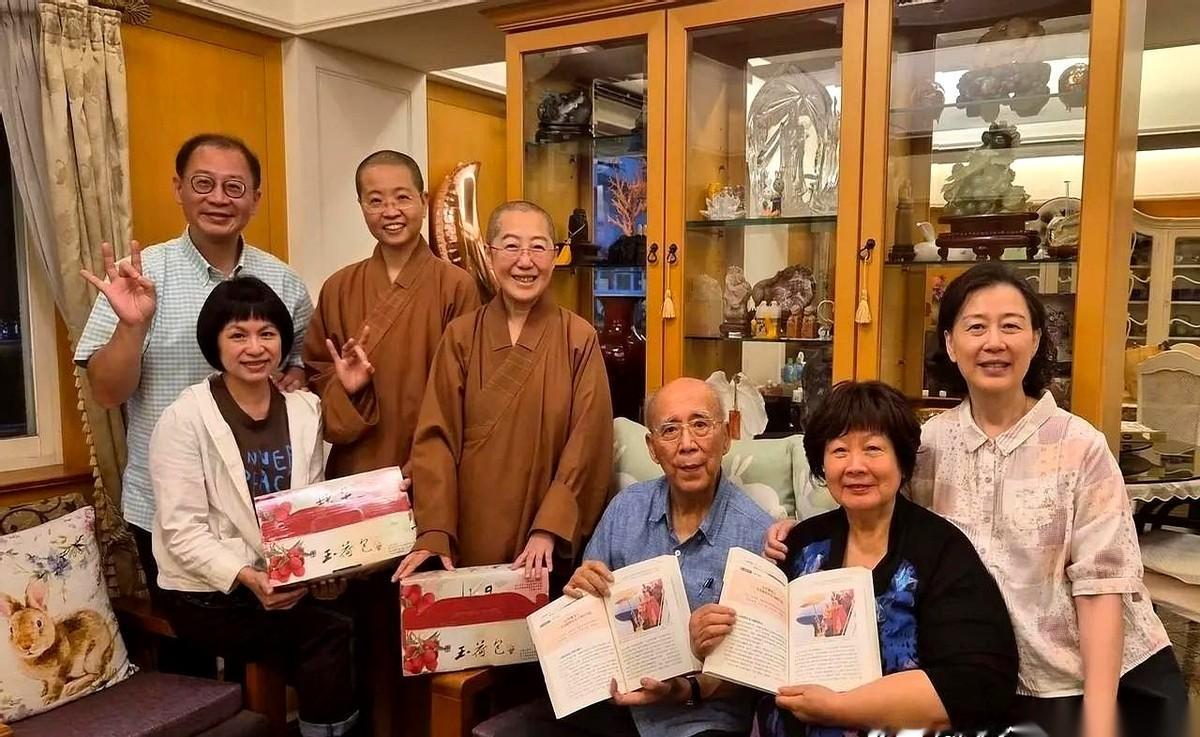 赵少康一句话，把火烧向了国民党几个老主席，说郑丽文“败光光”。圈内人一下都绷紧