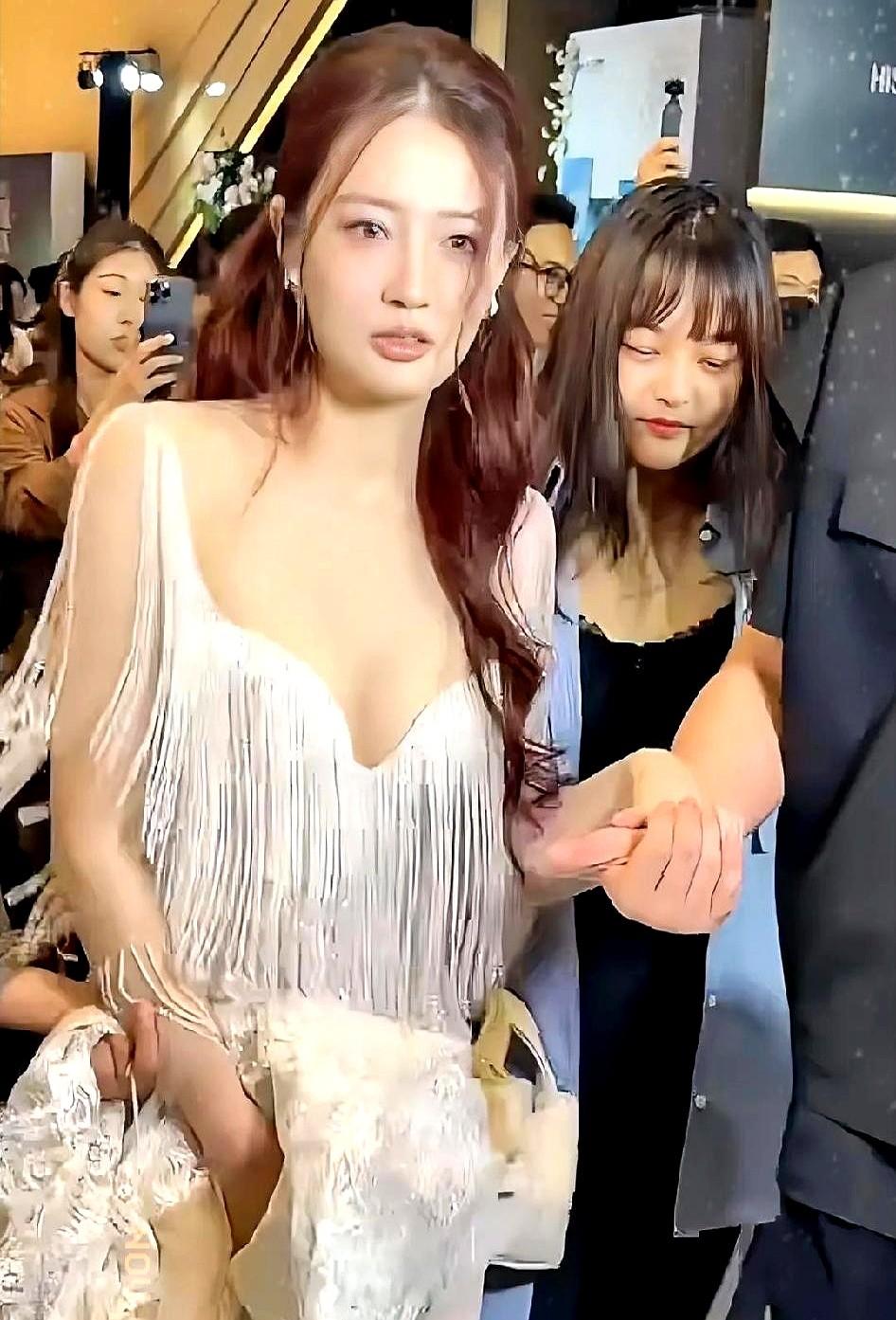 看到徐璐走红毯，说实话，有点心疼。裙子穿得很暴露，周围全是长枪短炮，她眼神都
