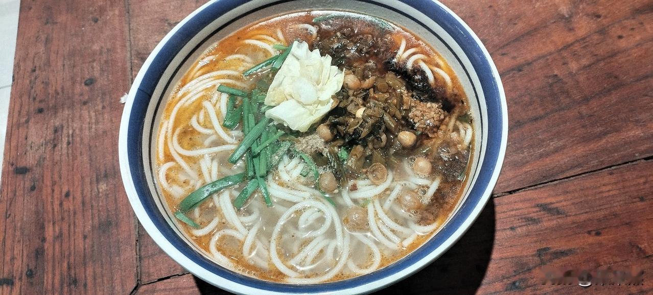 为什么喜欢吃粉，特别是下雨天，其实粉不是多好吃，但店里的桌子椅子配上一曲老旧的歌