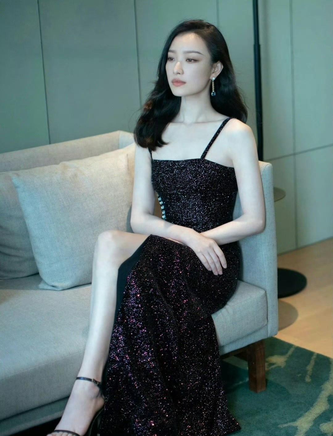 倪妮真是绝了！简直长在俺的心巴上每次红毯都像自带追光，这身亮片