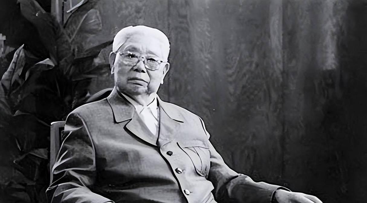 李先念为毛主席守灵，起身上厕所时，陈锡联跟进去问了一句话，李先念急忙摆手示意他：