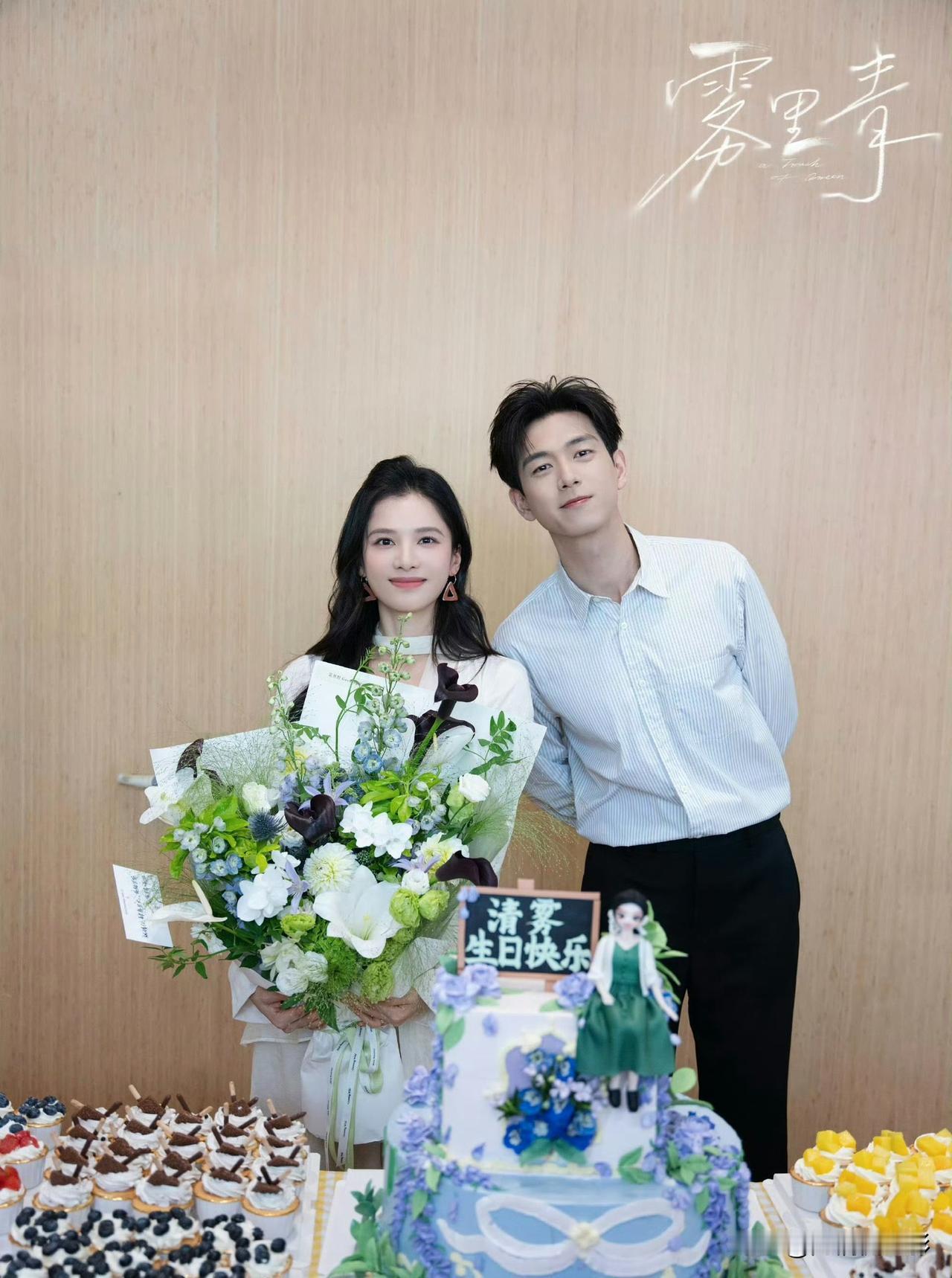 李现在《雾里青》中变成赘婿男主了，片场婚礼路透的迎宾牌里，张婧仪的女主角色名排在