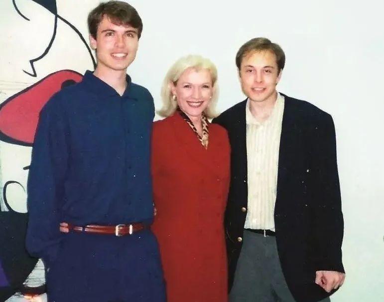 马斯克母亲脸上一直挂着自信，年轻时她陪着儿子笑，老了又陪着儿子酷，有这样的母亲儿