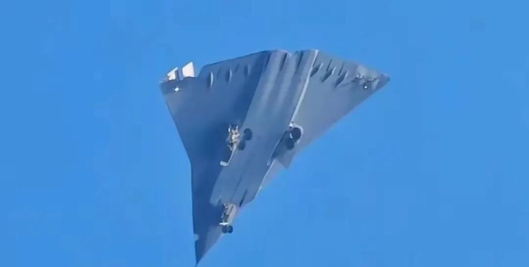 美国要升级F-22了。7月4号，美国《军事观察》网站披露：美国政府决定再砸90