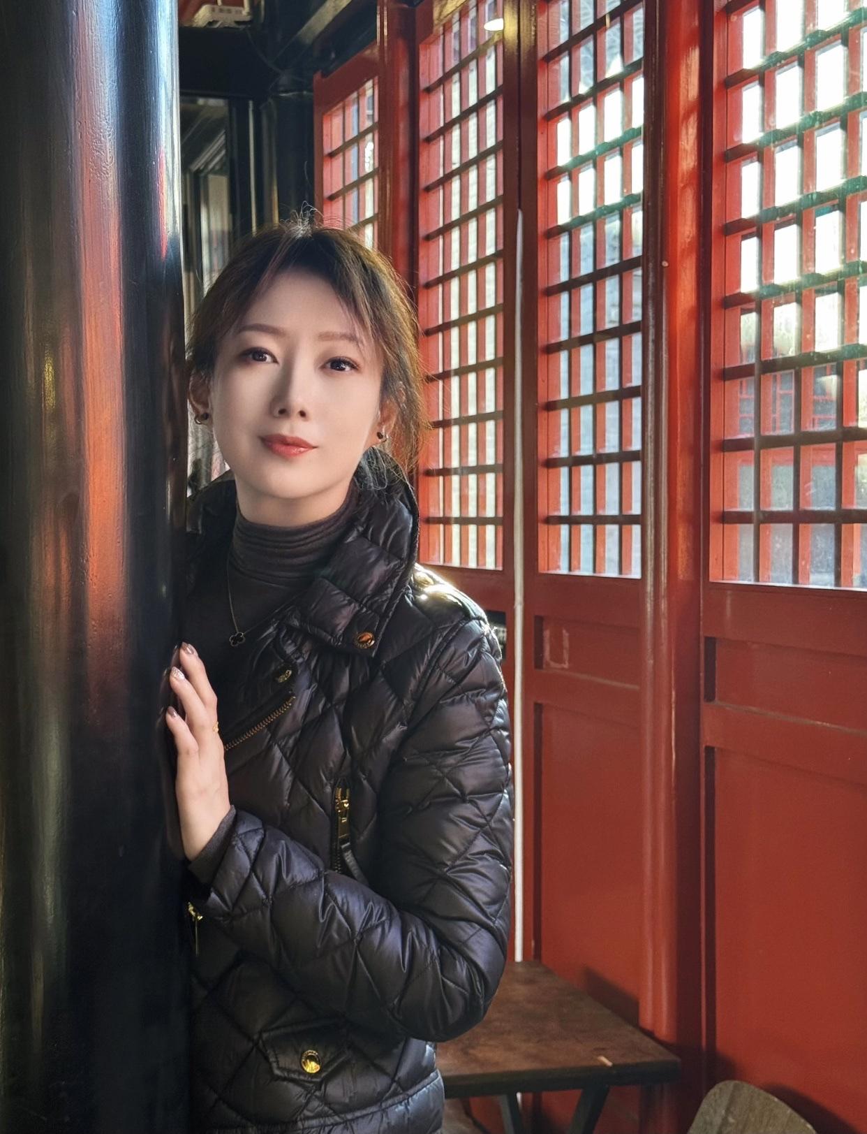 什么样的女人算自然美不施浓妆的算自然美，简单的淡妆或者素颜。