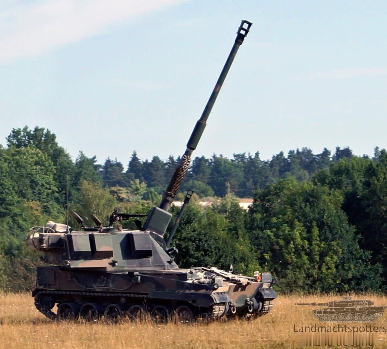 波兰陆军的K9/蟹式自行火炮进行训练，借着鹅污战争棒子大卖军火，实在是赢麻了外军