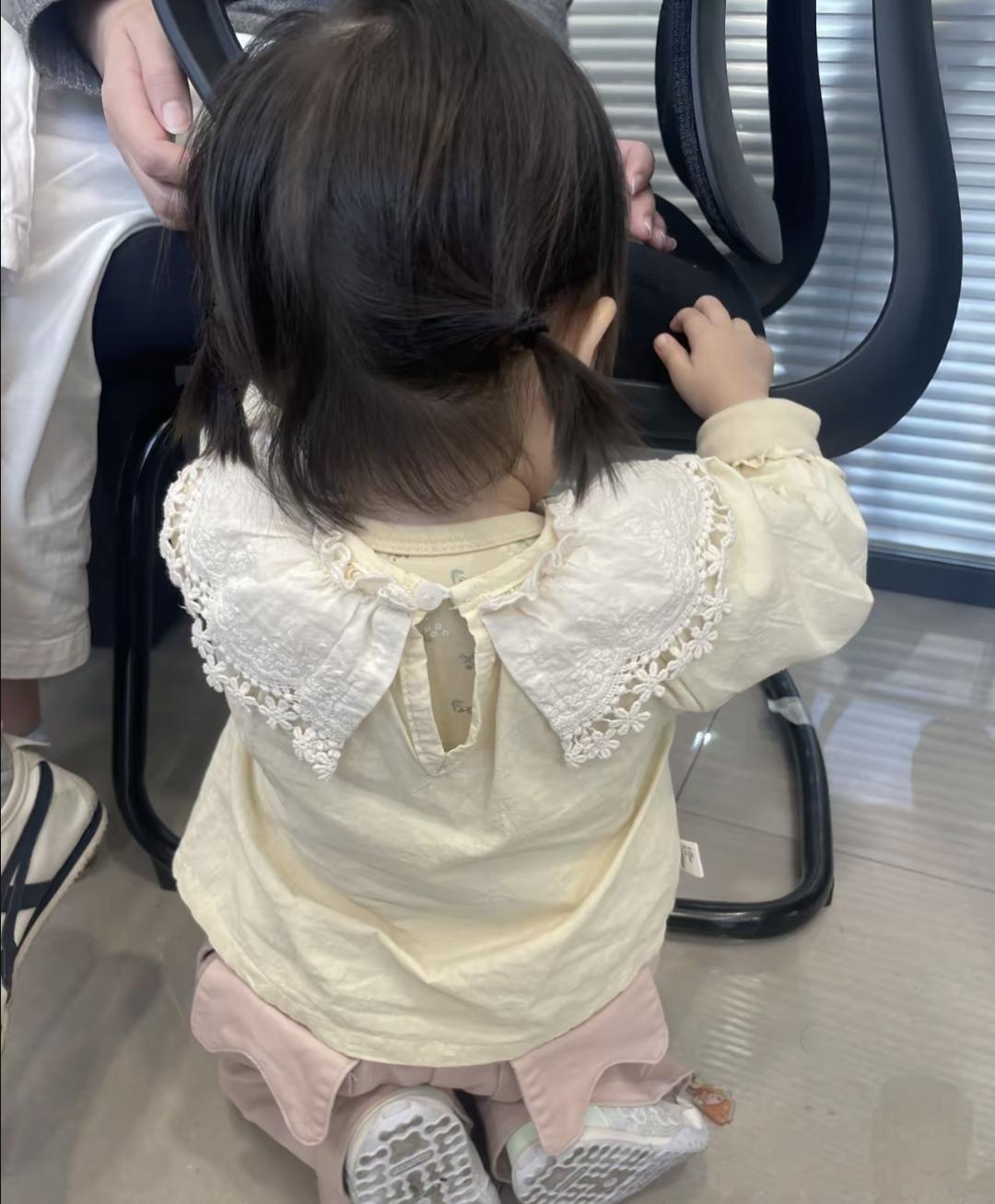 昨天有个年轻妈妈带七八岁的女儿来我们公司应聘保洁，人事当场说不行——带着孩子没法