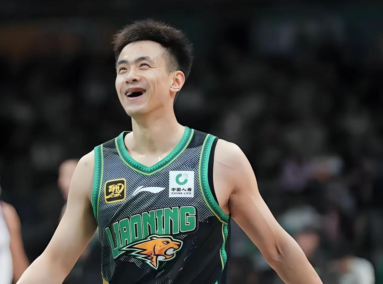 有意思的是，随着辽宁男篮实力直线下滑，有网友也是给赵继伟留言，希望赵继伟健康之后