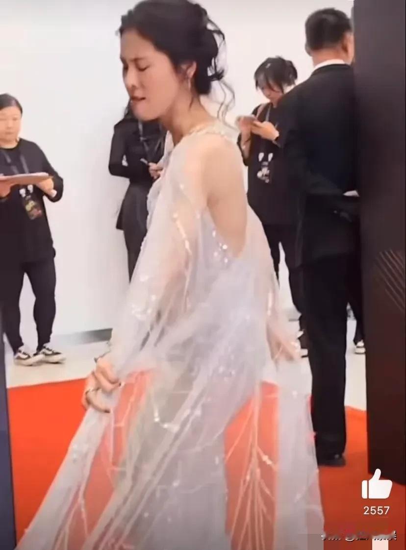 张碧晨，好凶狠呀！张碧晨暴露了真实的一面，微博之夜，她的裙子被勾住了，非常生