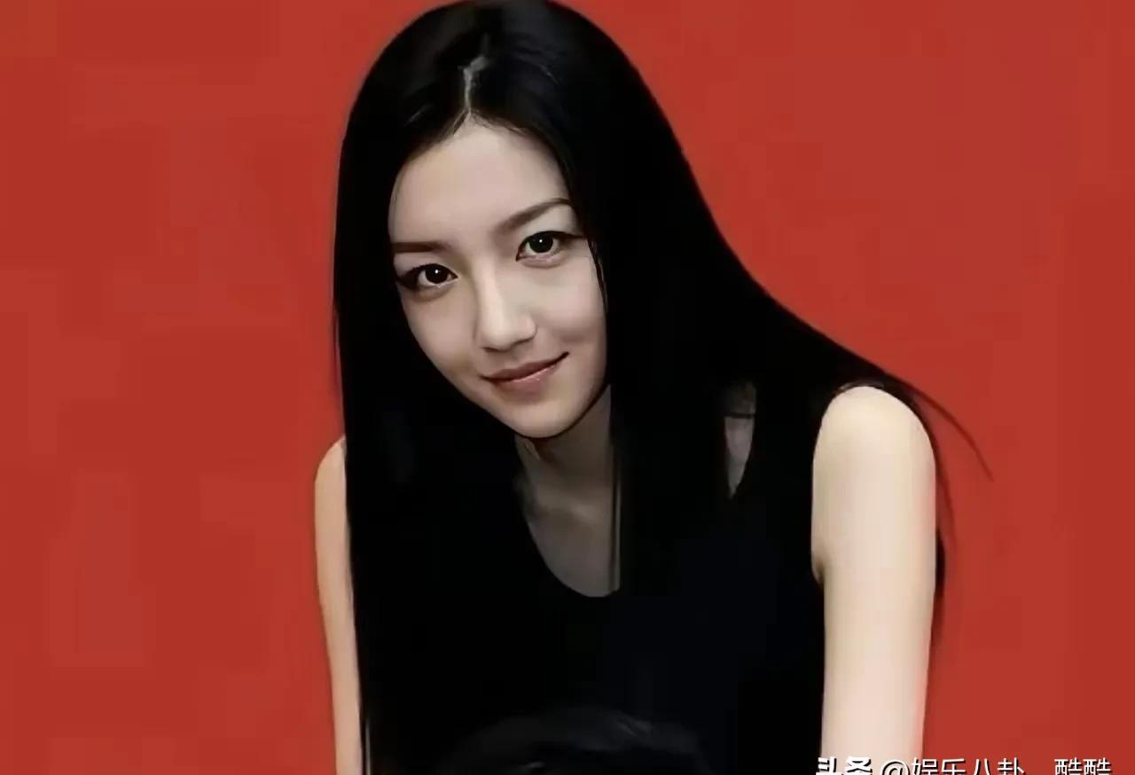 她出生时医生建议放弃，如今一张照片让全网闭嘴。当年李亚鹏抱着唇裂的女儿，在手术