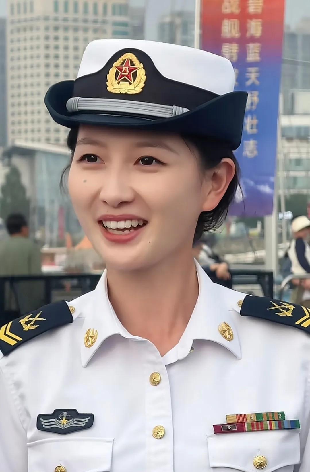 人怎么能火到这个程度！女海军王茂茂，已经成了一个打卡景点了，好多人去青岛都不看