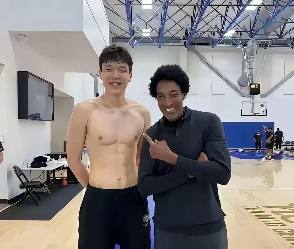 杨瀚森已具备三点立足NBA的条件！能打出名堂。首先，身体条件。要想在NBA打出