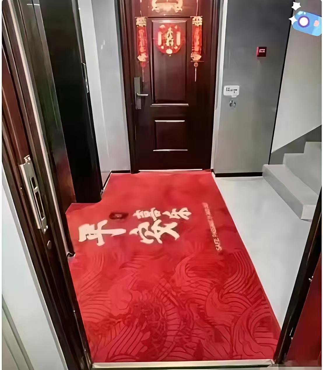 这个新邻居可交，一个新地垫从中间电梯厅出来对称连着两家，多么好的新邻居，真是千金