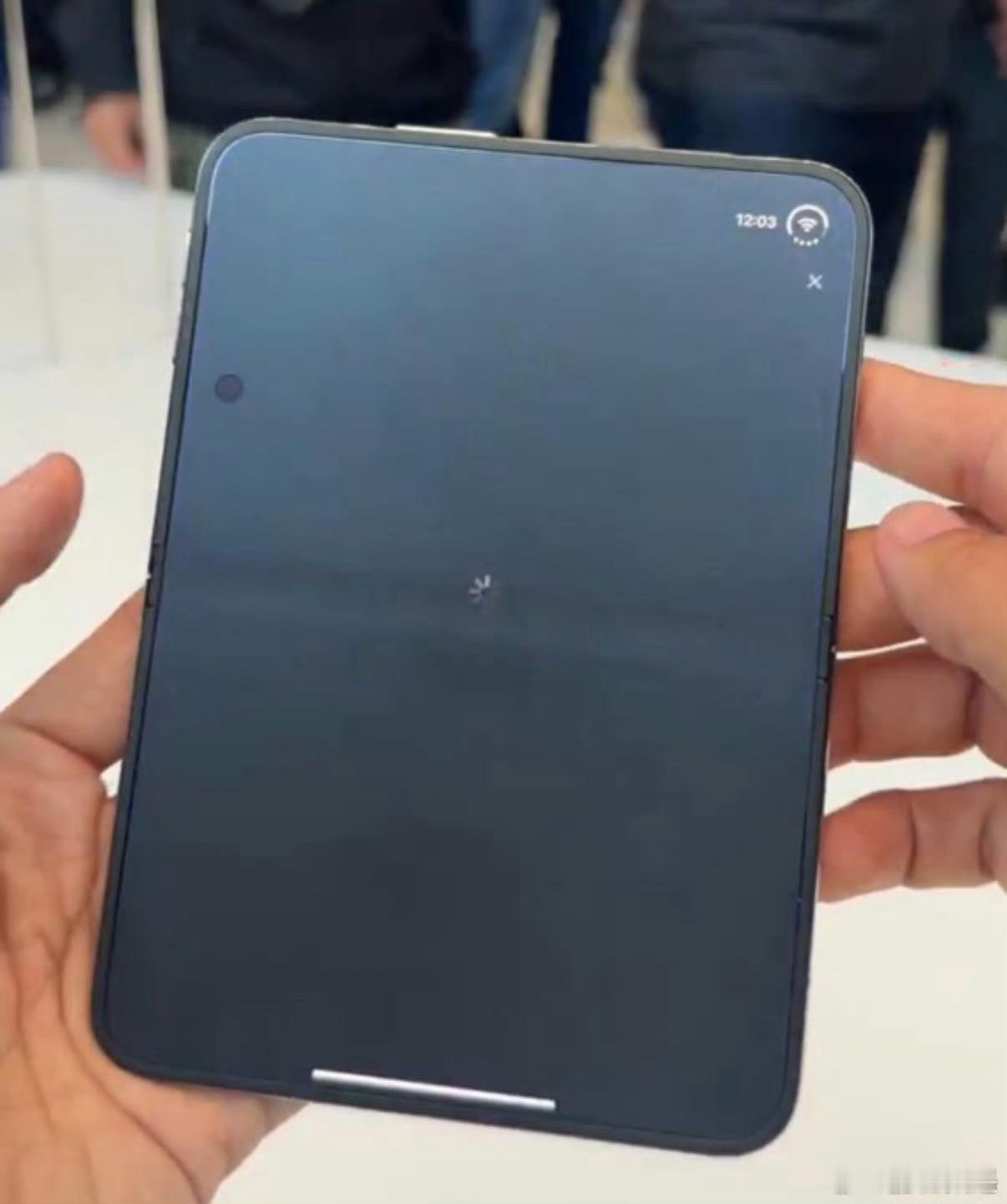 iPhoneDuo折痕折叠屏不可能做到完全无痕，苹果靠特殊涂层与铰链调校，只