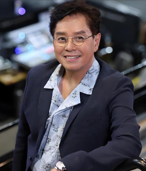丁克的谭咏麟突然对妻子杨洁薇说：“我把十亿家产都给你，我要让儿子回家。”妻子纳闷