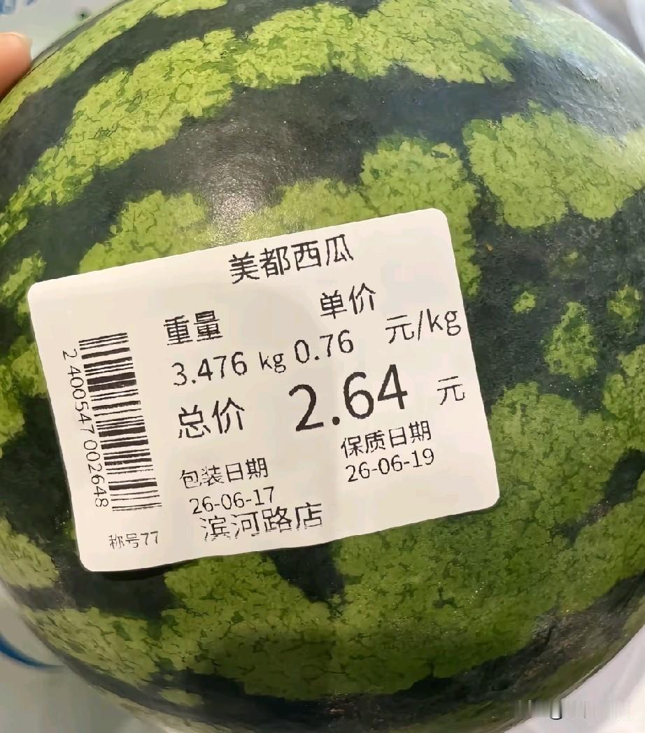 在中国，西瓜是夏日刚需，不分贫富，菜市场、路边摊随处可买，十几元就能全家敞开吃，