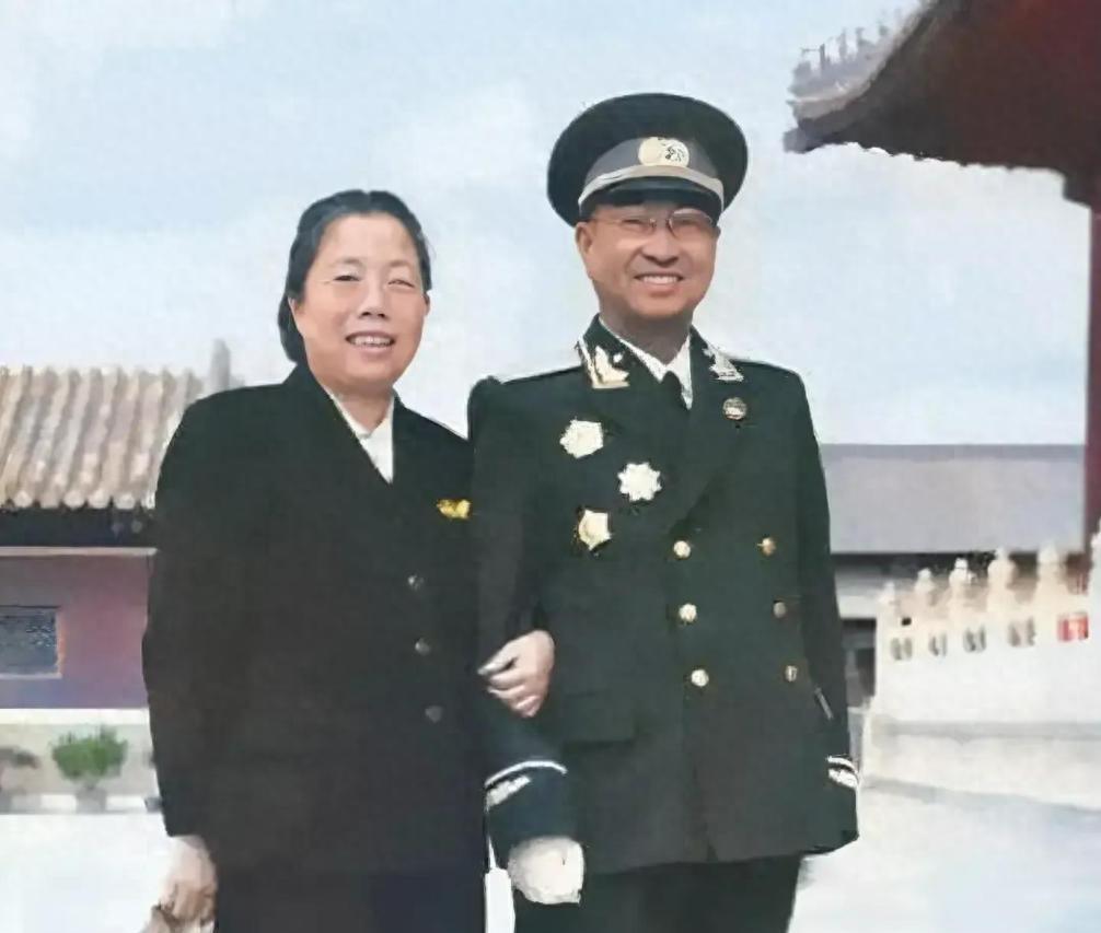 1955年邓颖超与陈赓大将在一起的老照片，她左胳膊的细节令人感动，你注意到了吗？
