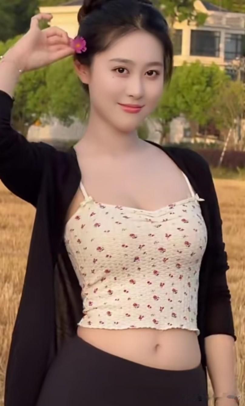 阮郎归·野原芳晴郊金浪漫晴光，簪花俏面扬。碎花小衬外衫长，嫣然自带香。